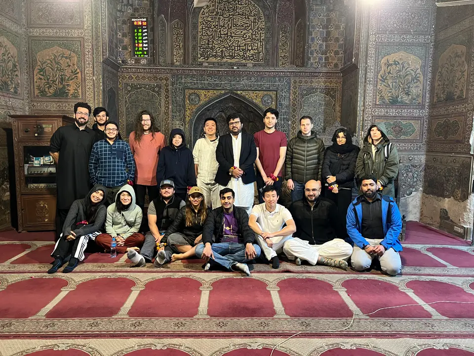 A large Lahore ka Ravi group inside Wazir Khan Mosque
