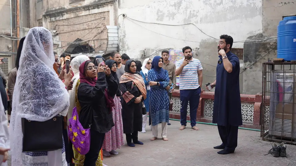 A Lahore ka Ravi Storyteller with a group